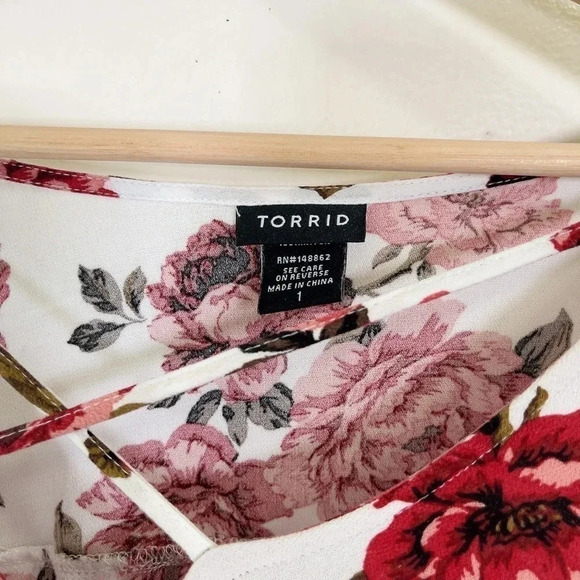 🌟✨2 for $30✨🌟 TORRID | IVORY  FLORAL SLIT SLEEVE TOP - Picture 4 of 7